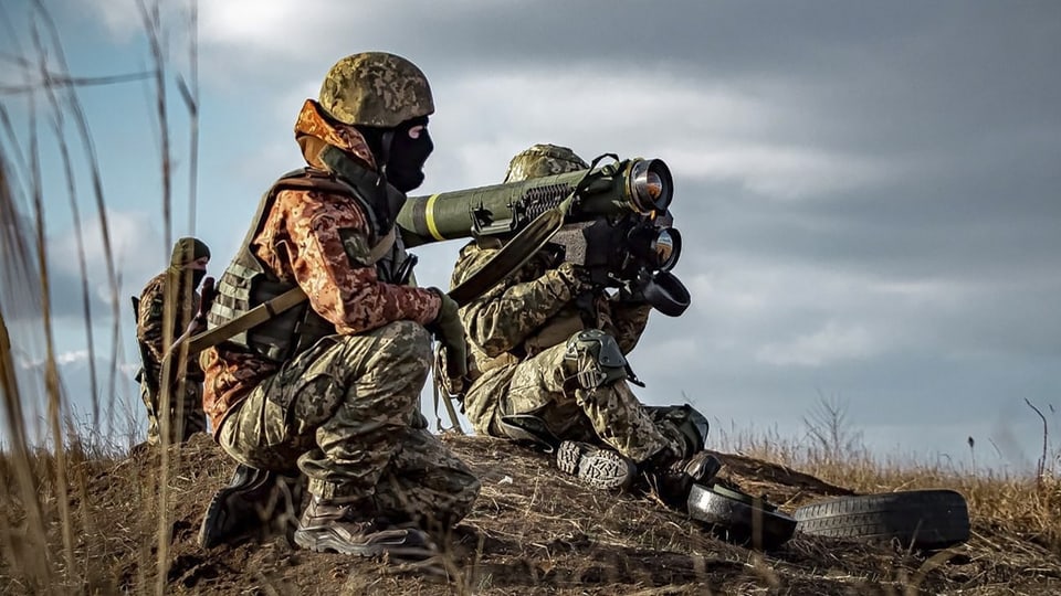 Symbolbild: Ukrainische Soldaten beim Zielen mit einer Panzerabwehrwaffe.