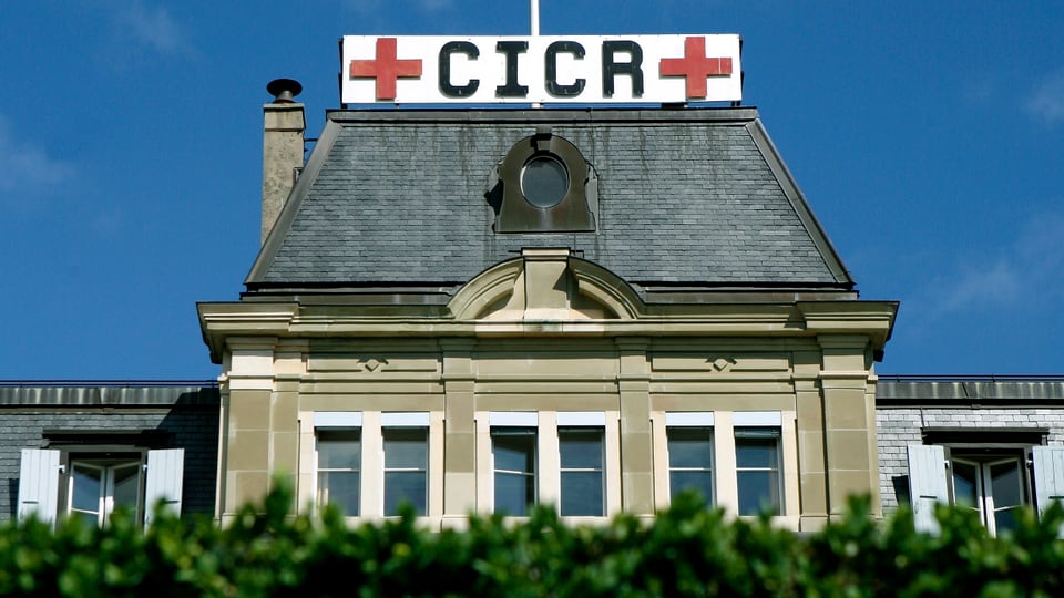 Dach des Gebäudes am Hauptsitz des IKRK in Genf mit einem «CICR»-Schild obendrauf.