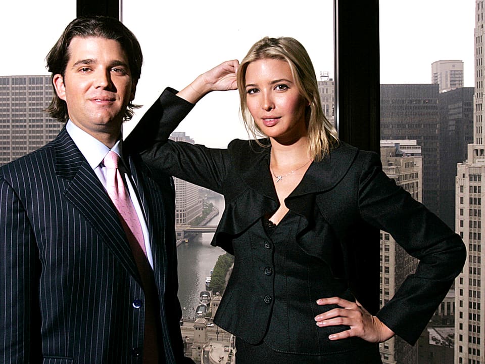 Ivanka (rechts) und Donald Trump Jr. (links)sStehen vor einem Fenster des «Trump International Hotel and Tower Chicago».