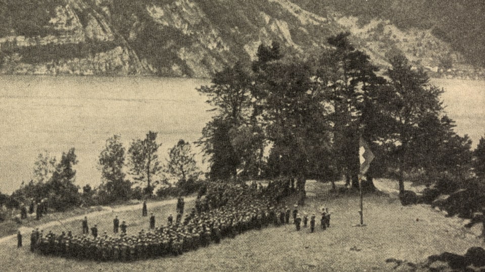 Offiziere stehen im Halbkreis auf der Rütliwiese.