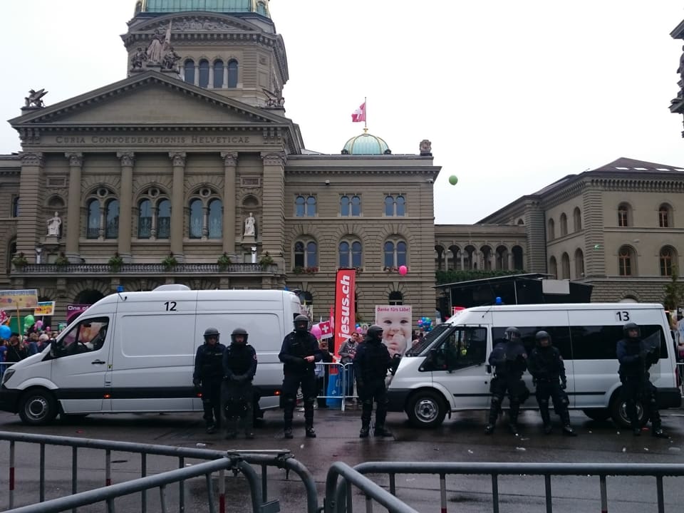 Der Bundesplatz mit Polizisten.
