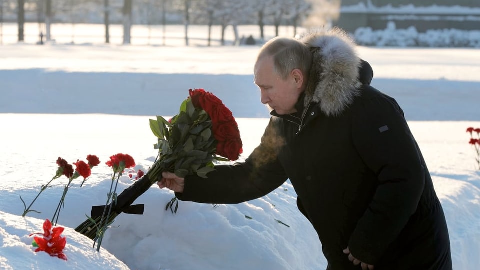 Putin legt am Petersburger Friedhof Blumen nieder.