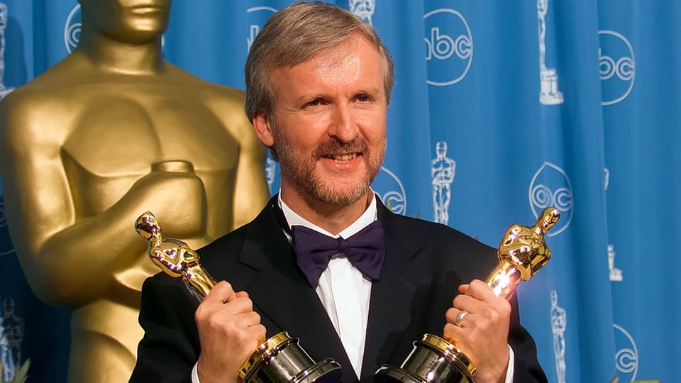 James Cameron posiert mit zwei Oscars