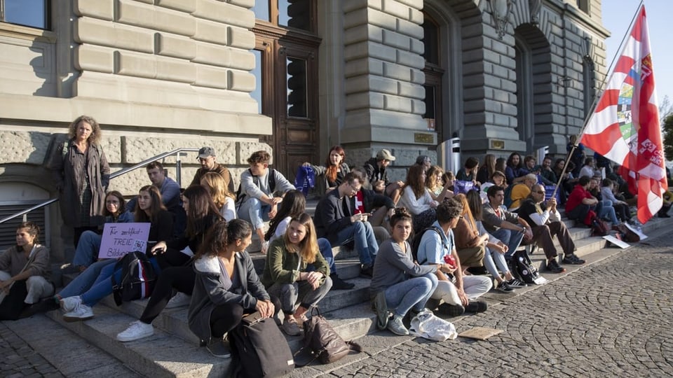 Personen vor einem Gebäude