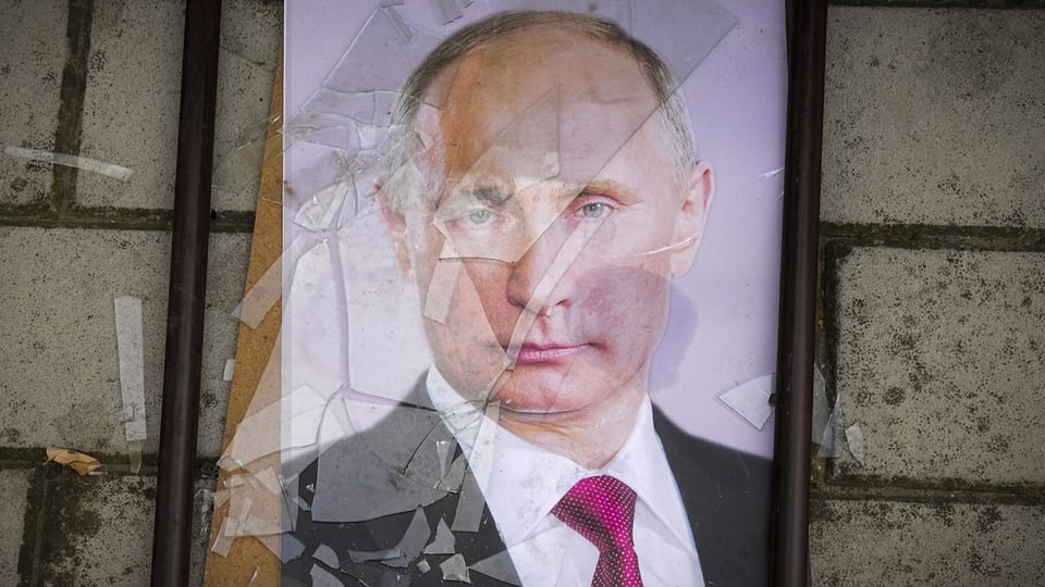 Ein Bild von Putin mit kaputtem Glas.