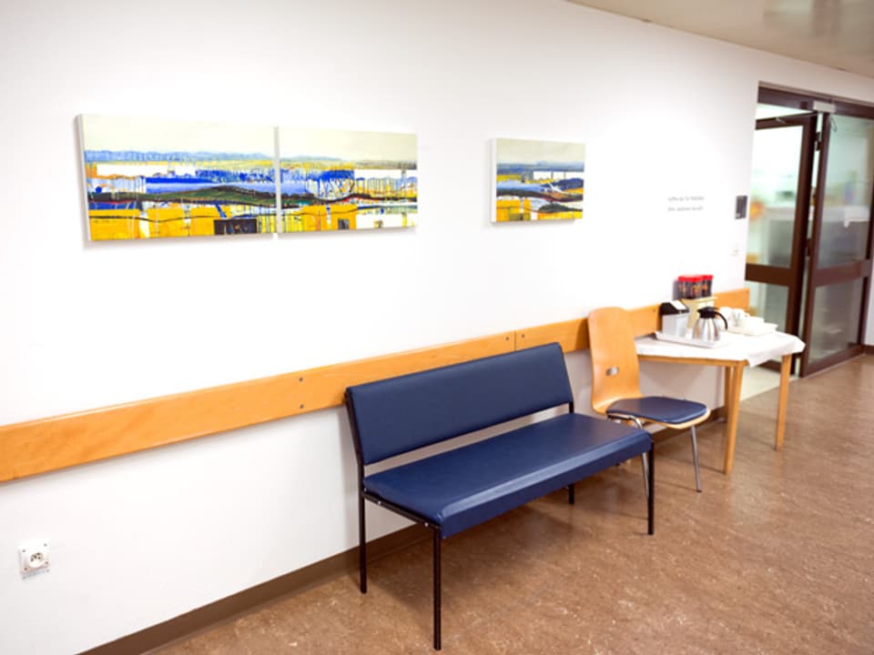 Dreiteilige Landschaft über einer Bank.