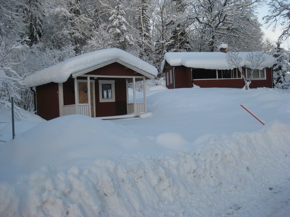 Häuser mit Schnee bedeckt.