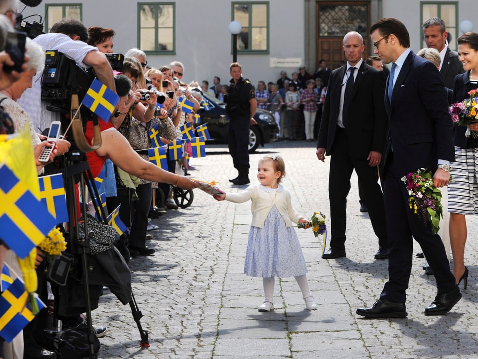 Prinzessin Estelle nimmt in Linköping ein Geschenk entgegen.