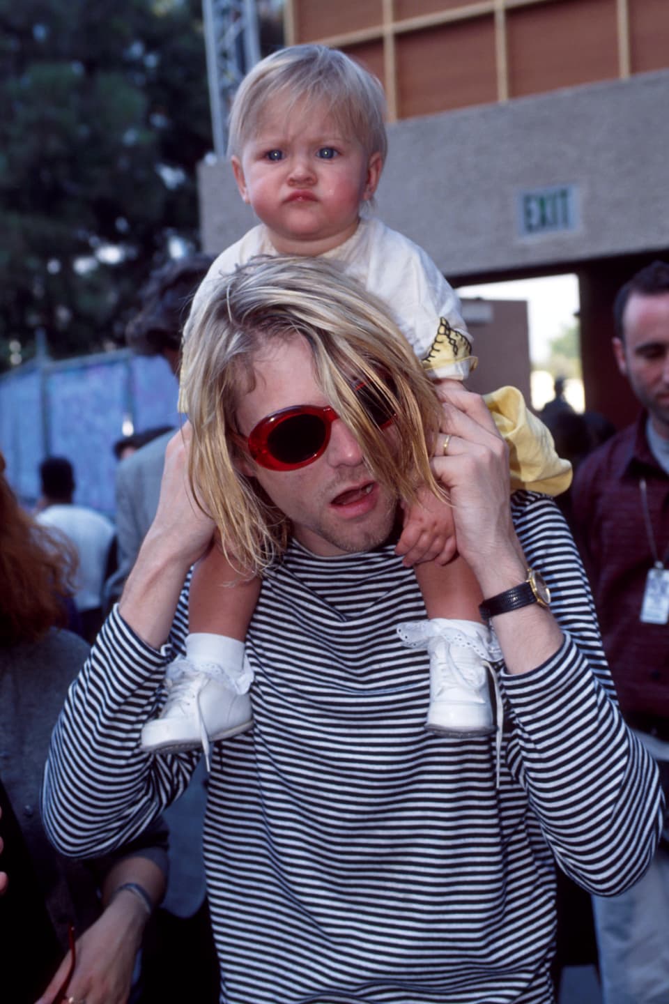 Kurt Cobain trägt seine Baby-Tochter auf den Schultern