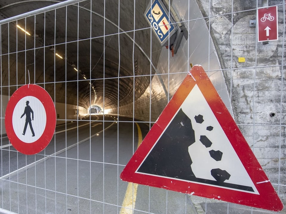 Absperrung und Warnschild vor Tunnel.