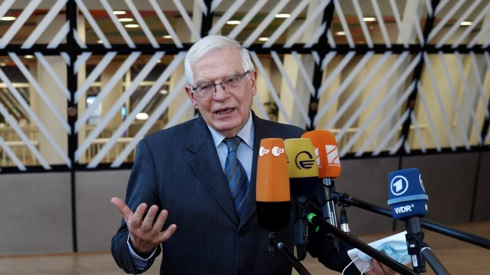 Josep Borrell spricht Anfang März vor einem EU-Treffen im Ratsgebäude in Brüssel vor den Medien.