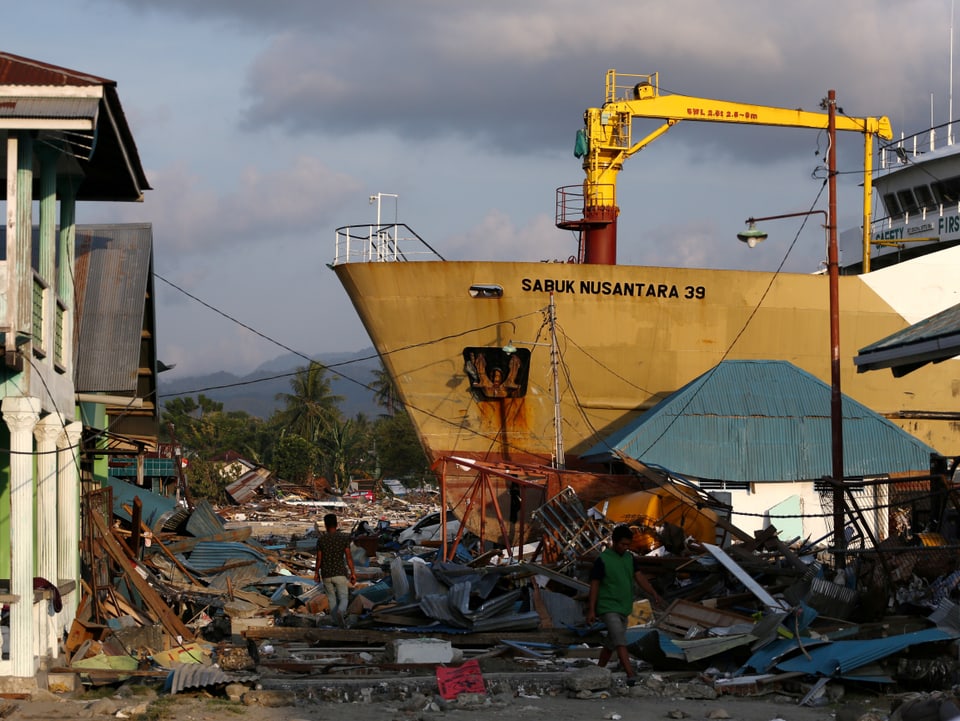 Grosses Schiff, welches durch den Tsunami an Land gespült wurde. 