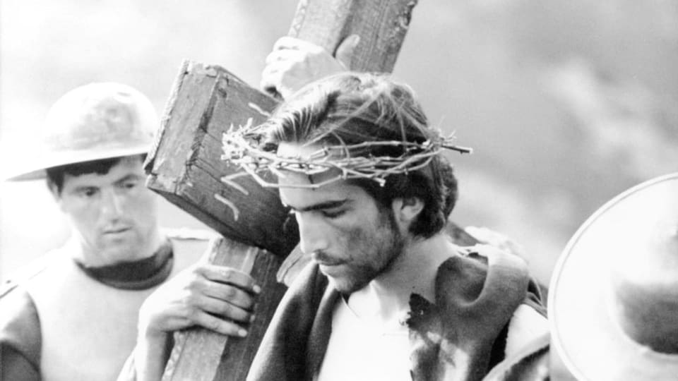 Jesusdarsteller mit Kreuz und Dornenkrone aus einem Film.