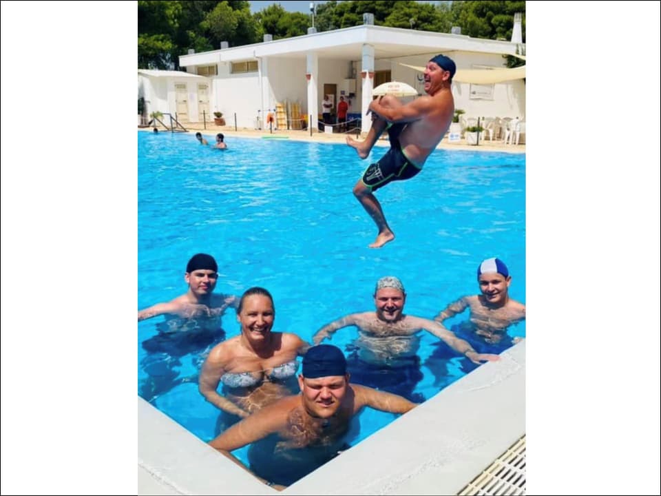 Divertiment cun ils collegas en il pool Divertiment cun ils collegas en il pool