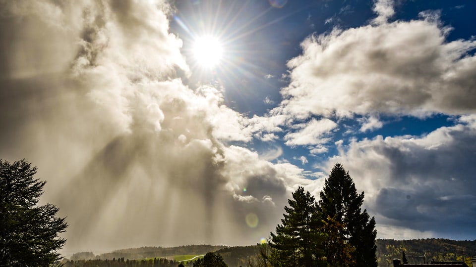Dunkle Wolken, Regenschauer und dann auch wieder Sonne - Typ Aprilwetter.
