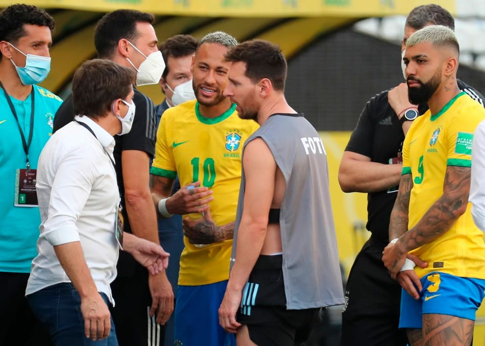 Die Superstars Neymar und Messi diskutieren mit einem Offiziellen