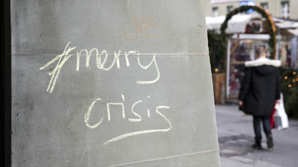 An einer Hauswand in Bern steht Merry Crisis.