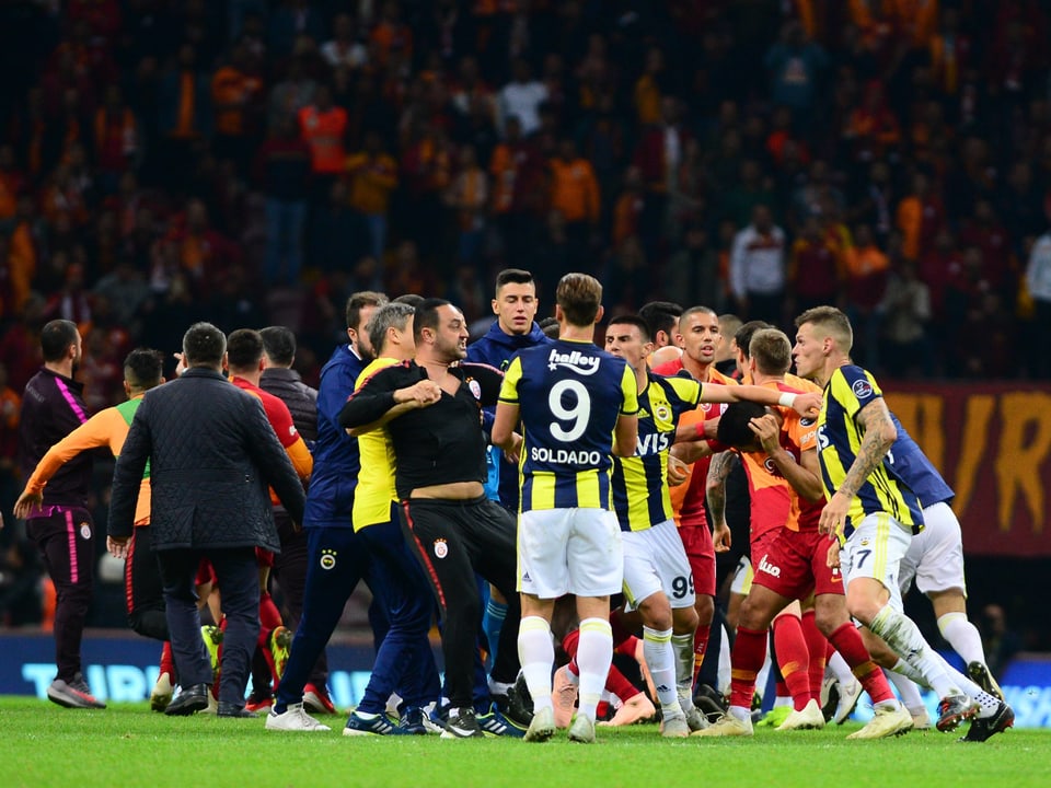 Nach dem Istanbuler Derby zwischen Galatasaray und Fenerbahce kommt es auf dem Feld zu Rudelbildungen.