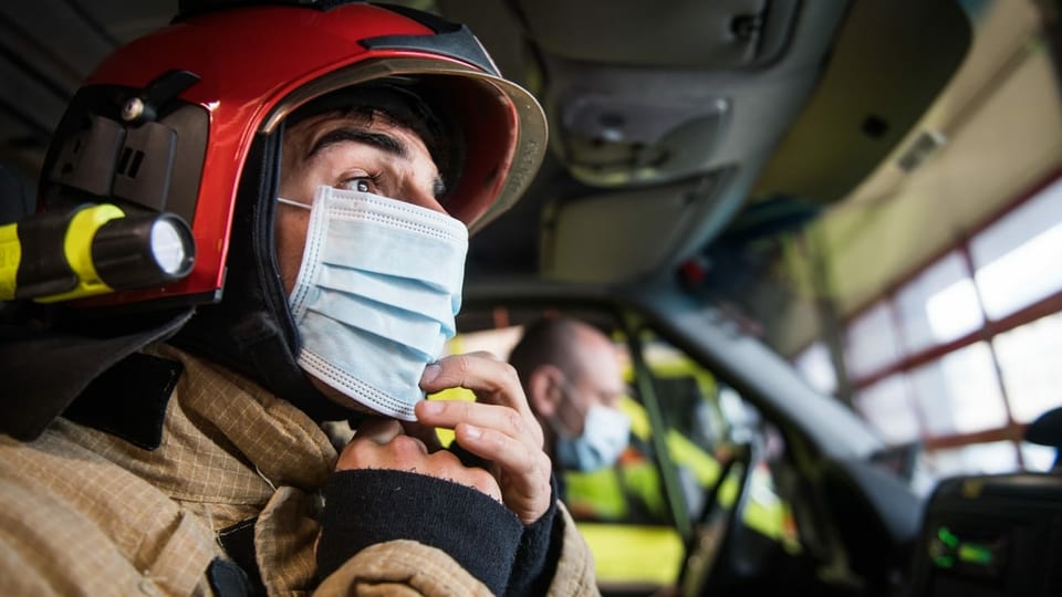 Feuerwehrmann mit Maske