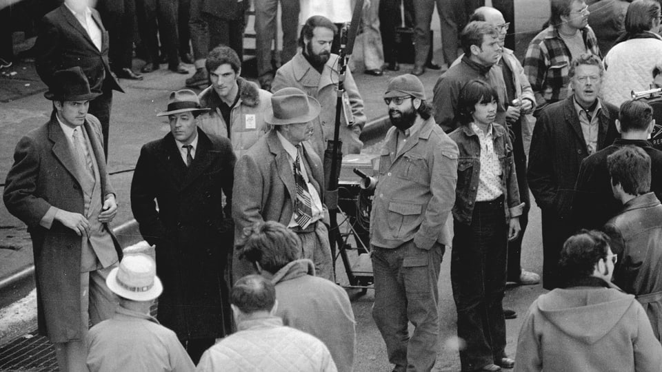 Menschen an der Arbeit am Set. Unter ihnen Marlon Brando und Francis Ford Coppola.