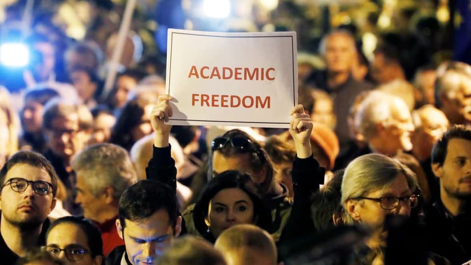 Protestierende mit einem Schild für akademische Freiheit in Ungarn.