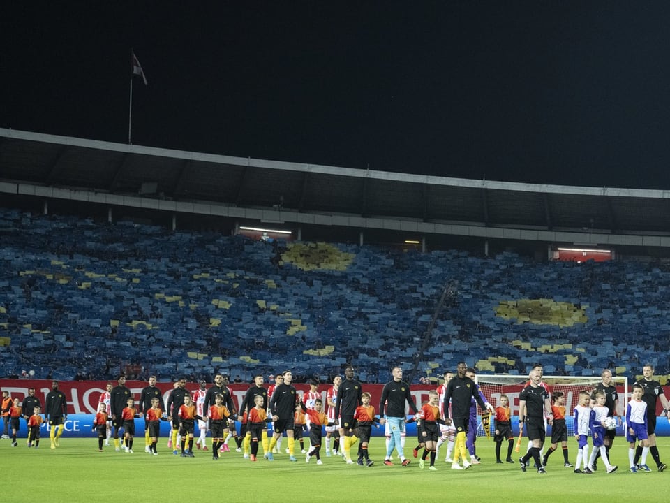 Einmarsch der Teams im Marakana-Stadion von Belgrad.
