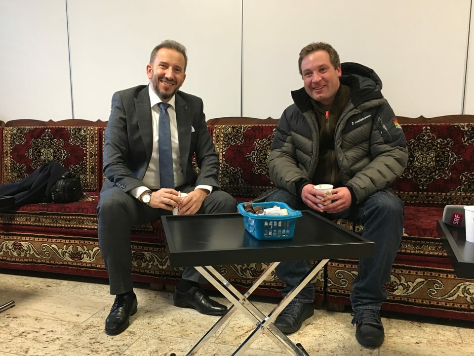 Lukas Reimann (SVP) und Imam Bekim Alimi sitzen auf dem Sofa.