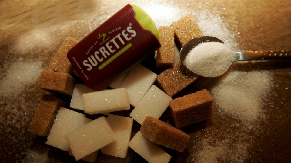 Braune und weisse Zuckerwürfel