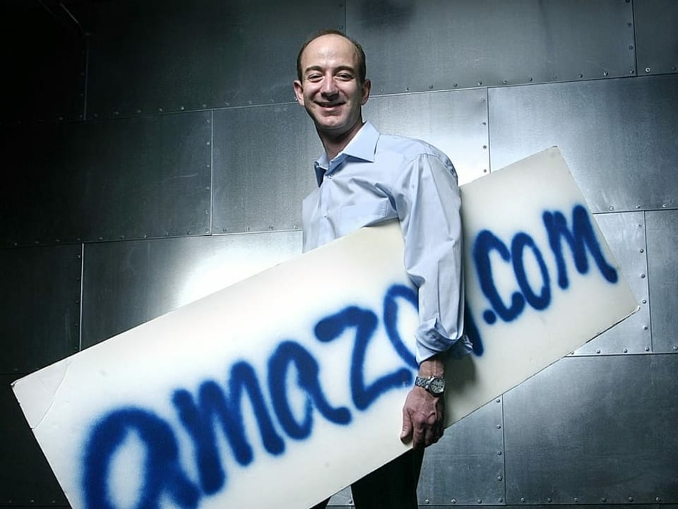 Bezos mit einem Amazon-Schild.