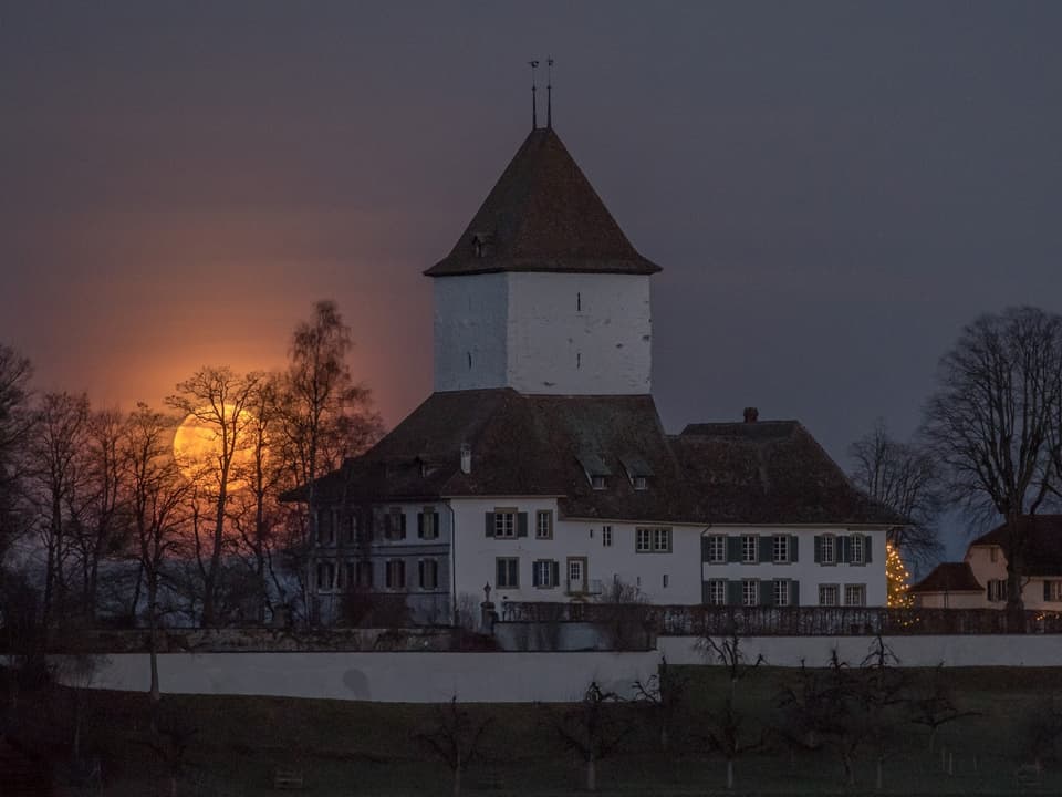 Vollmond hinter dem Schloss Schlosswil (BE). 