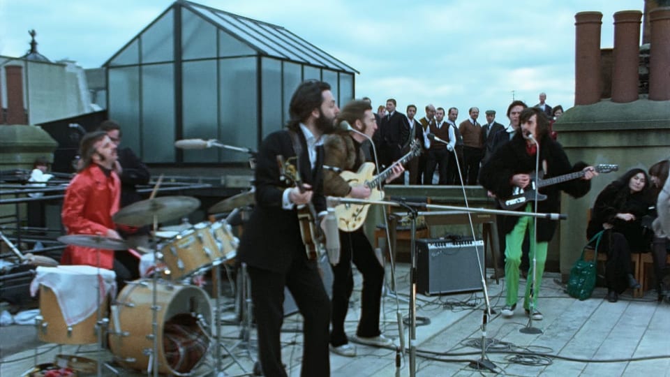 DIe Beatles spielen live auf dem Dach ihres Studio-Gebäudes in London.