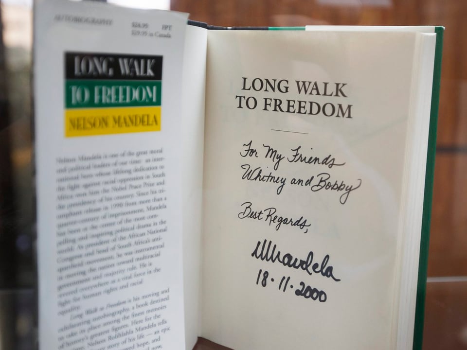 Das Buch des ehemaligen Südafrikanischen Präsidemten Nelson Mandela inklusive Widmung an seine «Freunde Whitney und Bobby»