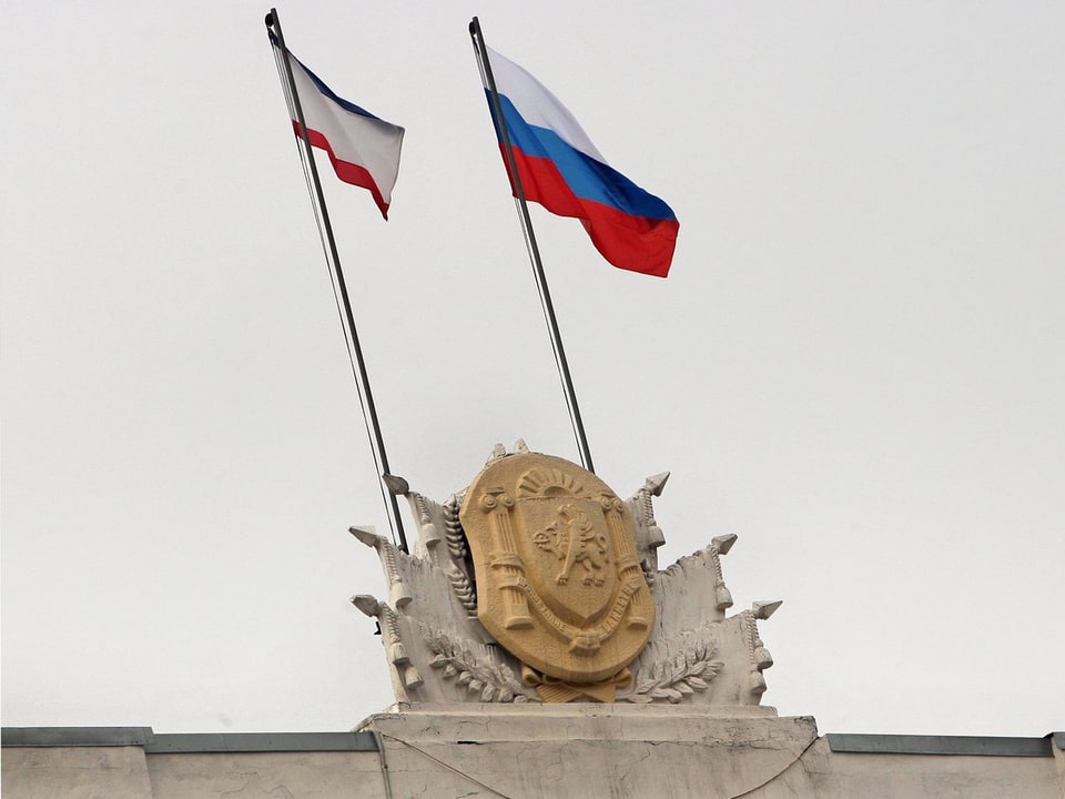 Die Flaggen der Krim und Russlands wehen über dem Regierungsgebäude in Simferopol