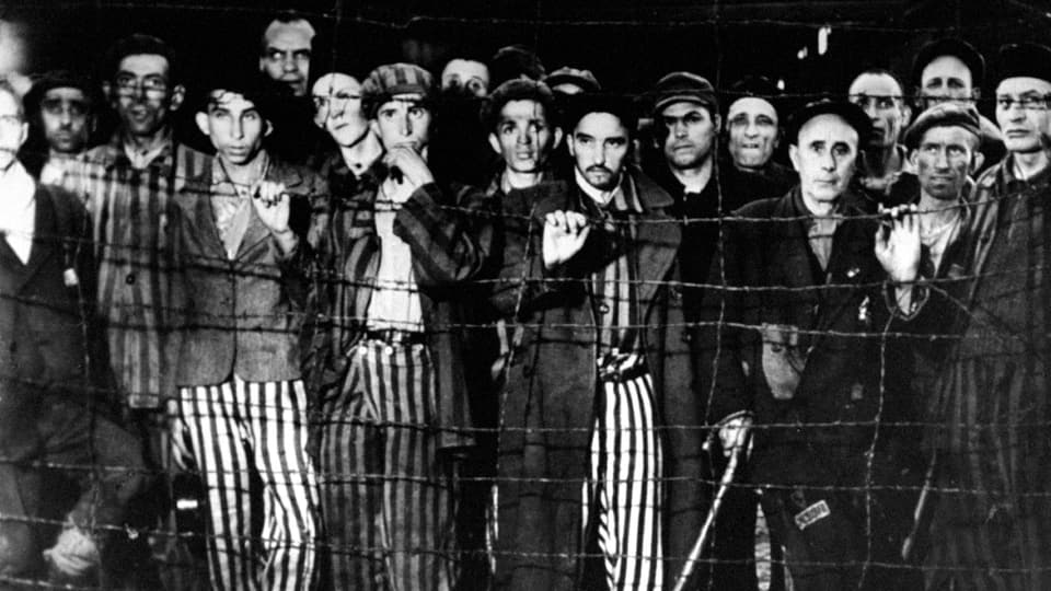 KZ Häftlinge hinter Zaun