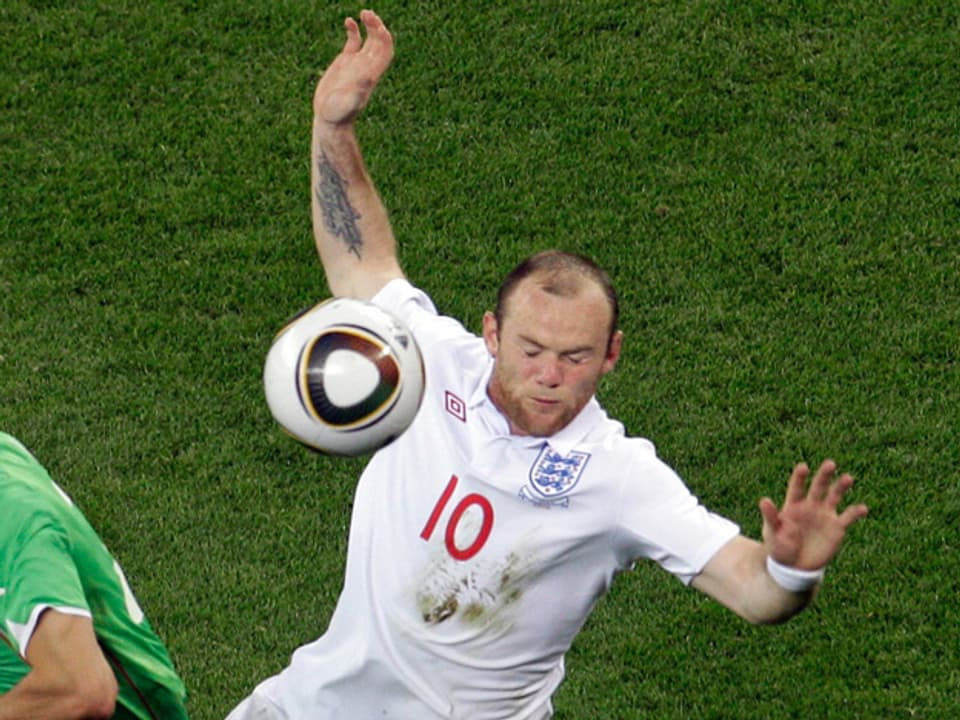 Wayne Rooney im Kampf um den Ball.