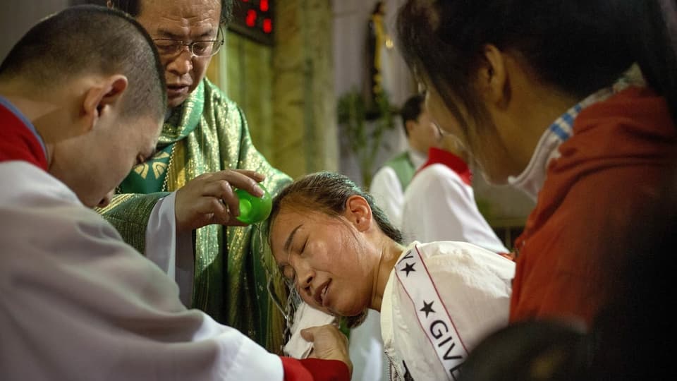 Chinesischer Erzbischof tauft eine Gläubige