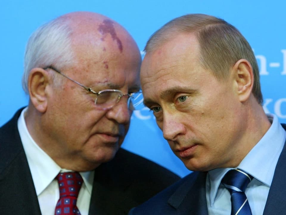 Putin neben Gorbatschow.