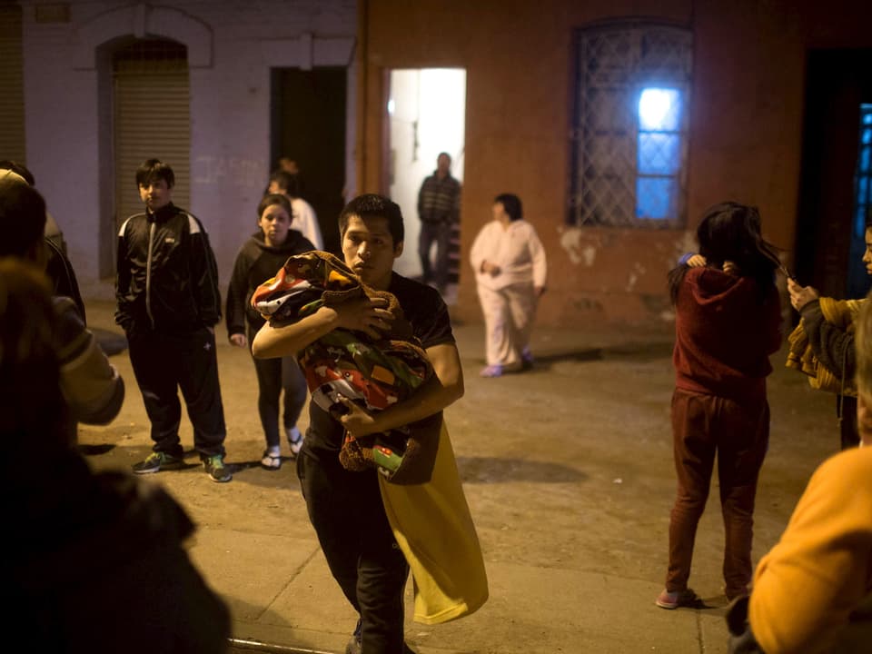 Aus Angst vor Nachbeben verbringen die Bürger von Concon City ihre Nacht im Freien. 