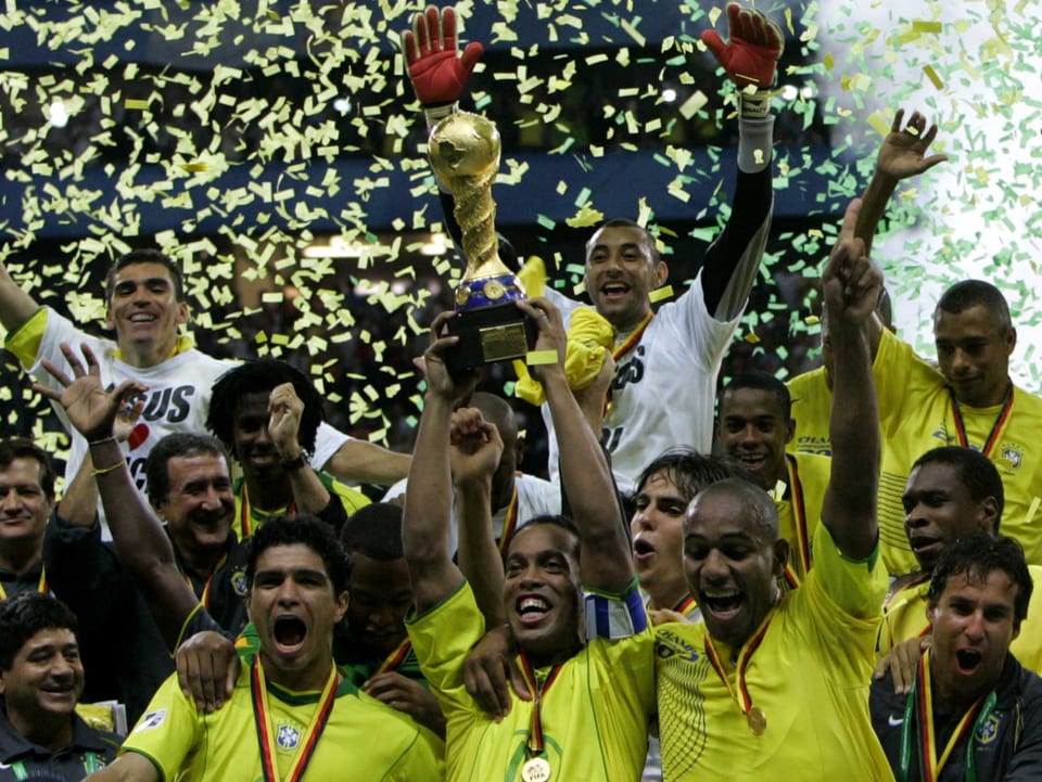 Die Brasilianer holen sich 2005 den Turniersieg. In  einem attraktiven Endspiel bezwingen die «Samba-Kicker» um Superstar Ronaldinho Erzrivale Argentinien mit 3:2. 