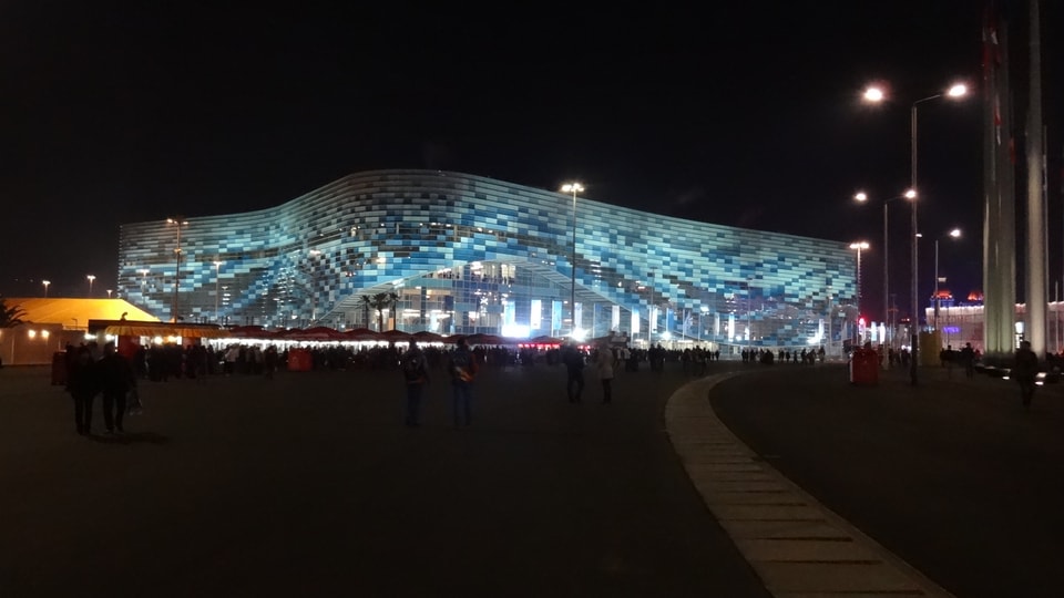 Das Eiskunstlauf-Stadion «Iceberg» am Abend.