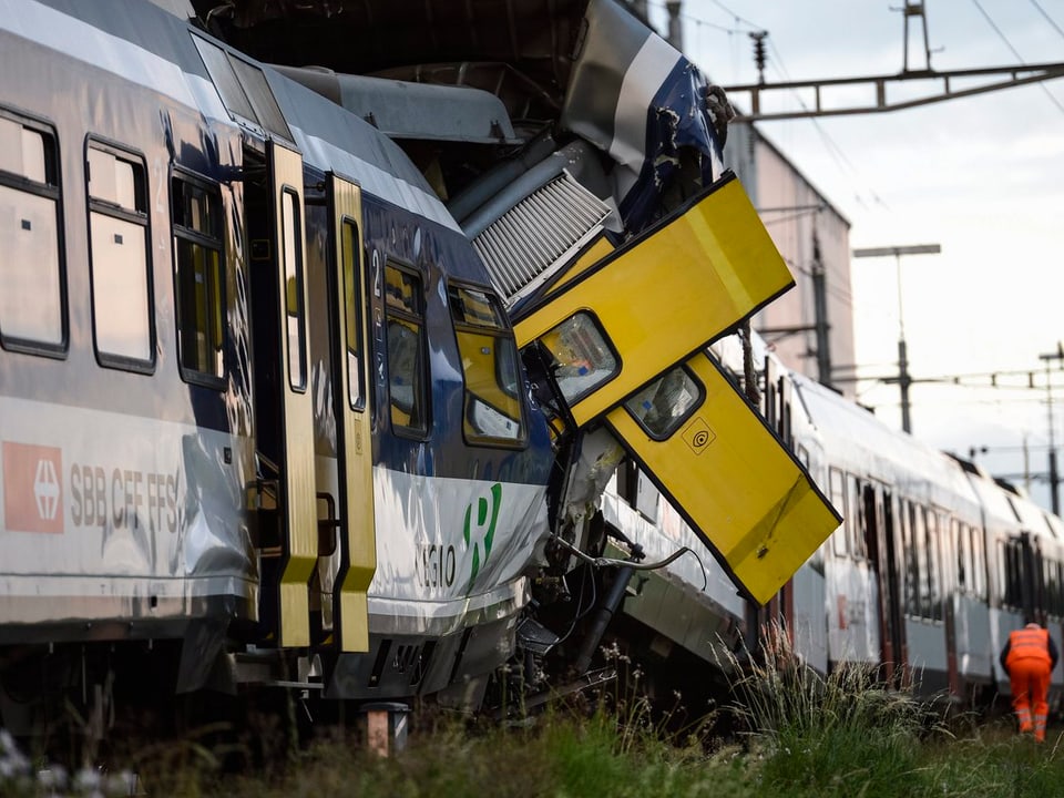 Ein zerstörter SBB-Bahnwagen.