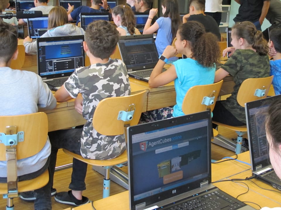 Schüler vor Computern.