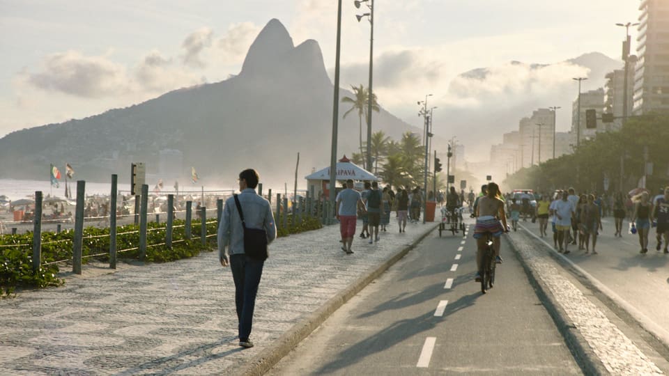 Am Ipanema Stand in Rio de Janeiro: Regisseur Georges Gachot ist auf den Spuren von João Gilberto.