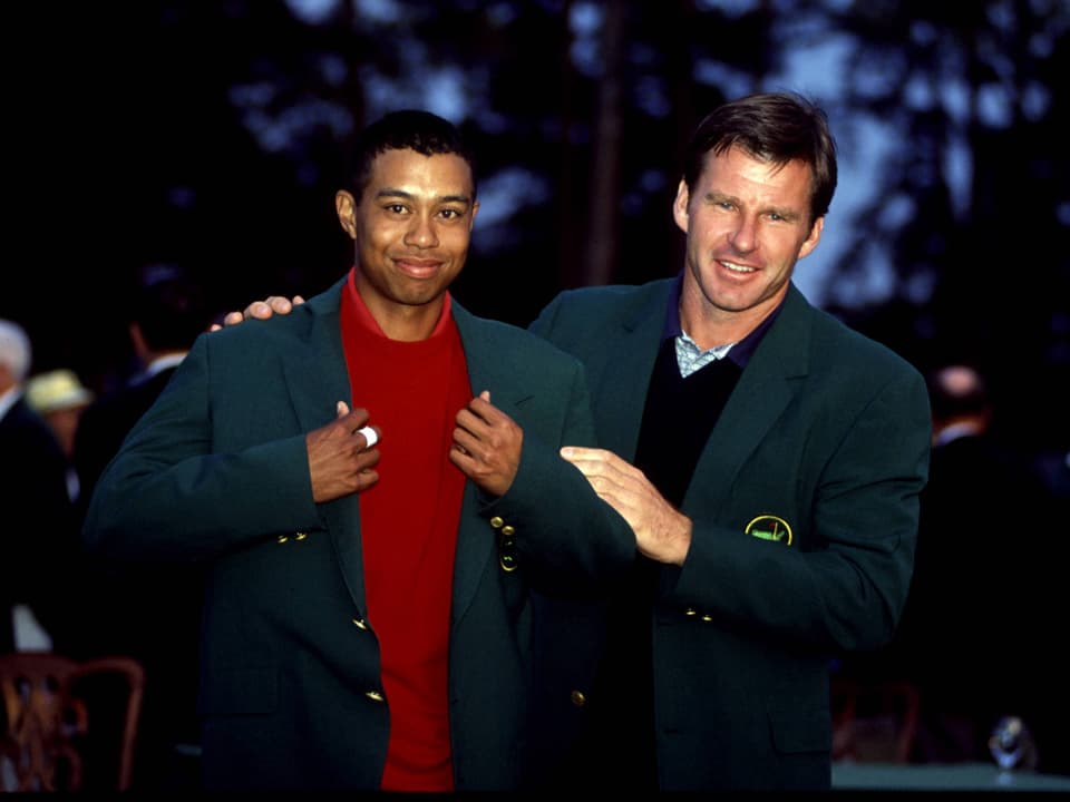 Nick Faldo kleidet Tiger Woods traditionsgemäss ein