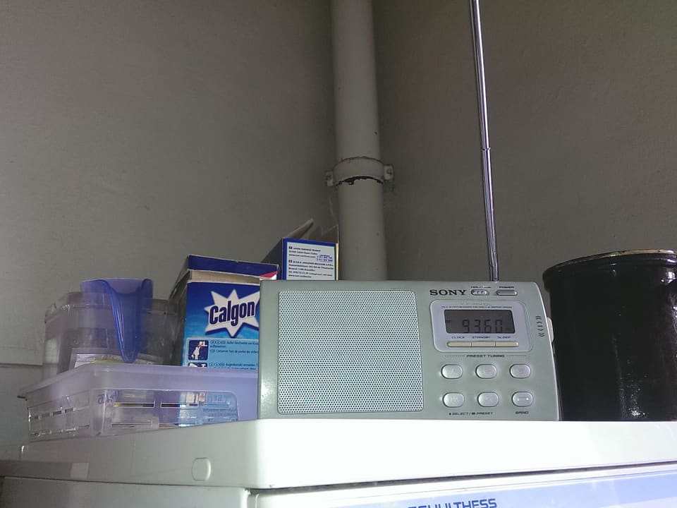 Radio auf der Waschmaschine.