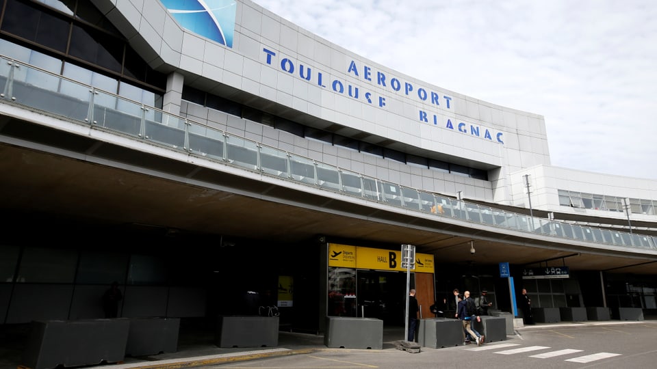 Der Eingang es Flughafens in Toulouse von Aussen.