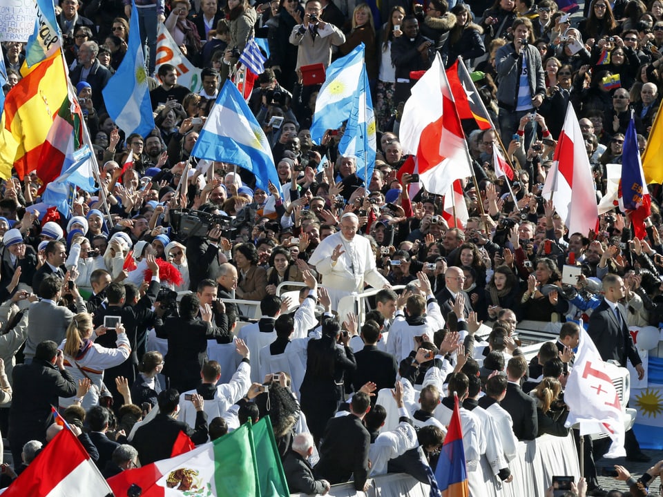 Papst Franziskus inmitten der Menschenmenge.