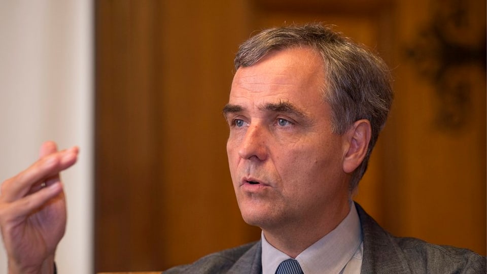 Der Basler Regierungspräsident Guy Morin erklärt etwas