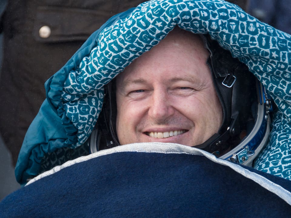 Der amerikanische Raumfahrer Barry Wilmore, in Decken gehüllt
