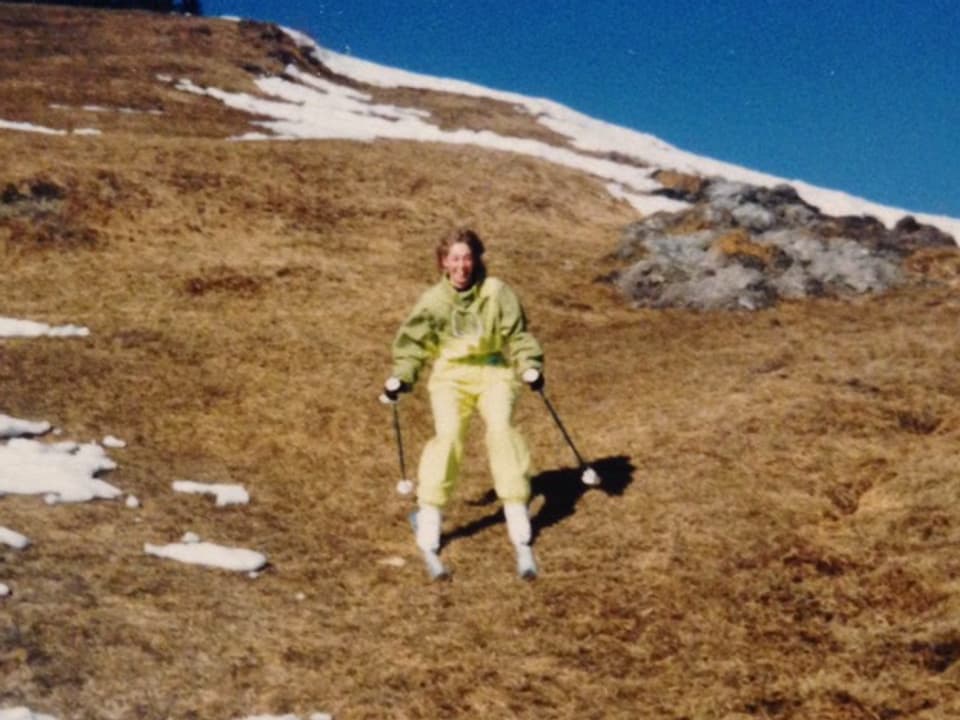 Brigitte beim Grasskifahren.